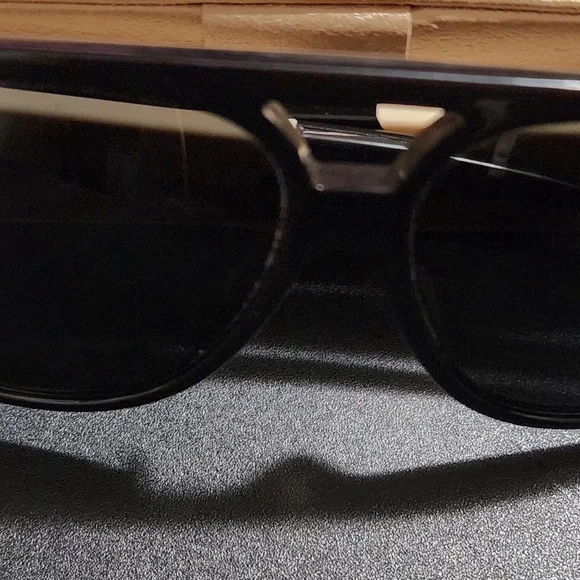 Gucci Black and Red Designer Sunglasses - Picture 3 of 10